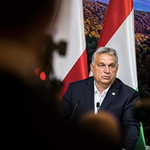 Orbán Viktor egyedül feszít a képen, amin azt üzeni, kiharcolták