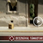 Deszkával támadt egy nő a TV2 operatőrére – videó