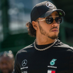 Lewis Hamilton is ledöntené a rasszista szobrokat