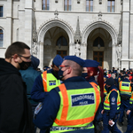 Egy politikus azt állítja, rendőrök gumibotozták Budapesten, de nem tesz feljelentést