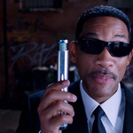 Ismét akcióban a memóriatörlő öltönyösök - itt a Men In Black 3 trailere!