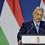 Orbán Viktor két csúcs között, a pad alatt