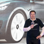 A Tesla gyáravatóján kiderült, milyen bénán táncol Elon Musk – videó