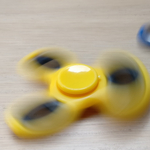 Mihez kezd egy orángután a fidget spinnerrel?