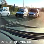 Dupla záróvonalon előzött a dobozos Ford, a szemből érkezőre bízta, hogy megússzák a karambolt – videó