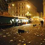 Elképesztő csatatérré vált a Vörösmarty tér - fotók