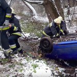 Patakban landolt egy autó Miskolc mellett – videó