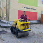 Strandpapucsban, úthengeren pózolva büszkélkedik a járdafelújítással a fideszes képviselő