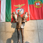 Guttman Béla két kupával pózol a Benfica-stadionban