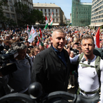 Magyar Péter a Bazilika lépcsőjén aláírta az Orbán ellen tett feljelentést, majd gyalog elindult Nagyváradra