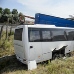 Heten sérültek meg a gyerekeket szállító busz balesetében – fotók