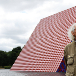 Több mint 7500 olajhordó lebeg a londoni Hyde Park Serpentine taván