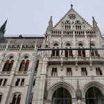 Parlament: alkotmányos jog lett a készpénzhasználat, az MNB nem hozhat létre alapítványokat