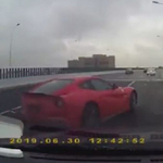 Videó: Kínában is gyakorolni kell még, milyen gonosz egy Ferrari a vizes sztrádán