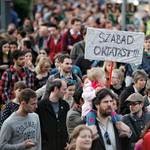 Várat építenek ma a tüntetők a Kossuth téren