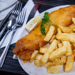 A háború a britek gyomráig ér: több ezer brit fish and chips bolt zárhat be idén