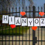 „Hiányoztok” – üzenik a nyíracsádi tanárok az iskola kerítésére feszített molinón a diákoknak