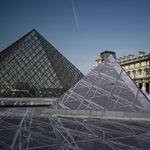 Szétbarmolták a turisták a Louvre előtti remekművet