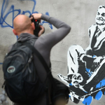 Banksy festhette meg a vonatozó Orbánt a bulinegyedben