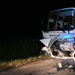 Busszal ütközött egy autó Fejér megyében az éjjel, meghalt két ember