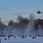 Helikopterrel kergette el az embereket egy befagyott berlini tó jegéről a rendőrség