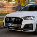 Itt a zöld rendszámos új Audi Q7