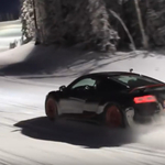 Így fogócskázik egy Audi R8 és egy RS4 a sípályán – videó