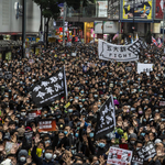 Tüntetők százait vették őrizetbe Hongkongban