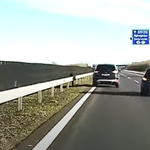 Az M3-as közepén kezdett forgolódni egy autós, aki elnézte a lehajtót – videó