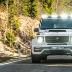 Nem udvariaskodik ez a 6 kipufogós, 6 fényszórós új Mercedes G63