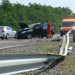 Szalagkorlát fogta meg a Toyota terepjárót – fotó