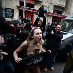 Fotók: Femen-aktivistát vitt el a rendőrség a Markó utcából