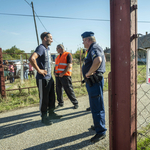 „Miért van szükség háromméteres drótkerítésre, rendőrökre és barakkágyakra egy diáküdülőben?” – az osztrákok is kiakadtak a csermajori építkezésen