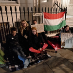 A londoni magyar nagykövetség előtt demonstráltak magyar fiatalok a hajléktalantörvény ellen – fotók