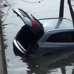 Csatorna töltelék lett egy Audi Q5-ből - videó