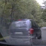 Üldözőbe vette az autós az ámokfutót, aki menet közben összetörte - videó