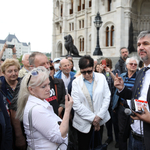 Hadházy Ákos belépőjegyet vett, hogy bejusson a munkahelyére, a Parlamentbe, de így sem ment könnyen