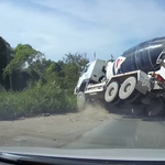 Nagyot mentett a betonkeverő sofőrje, de nemcsak emiatt tanulságos ez a videó