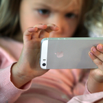 Nem elvenni kell a mobilt a gyerektől, hanem odaadni neki – állítja egy kutatás, ami szerint így ön is jól jár majd