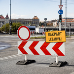 Lezárták a rakpartot, a villamos se csenget – képeken az árvízre készülő Budapest