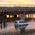 Egy parkolót is elöntött a víz, tűzoltók húzták ki az ott rekedt autót - videó