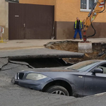 Debrecenben beszakadt az út egy BMW alatt + videó