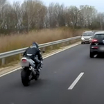 Életveszélyes tempóval érkezett meg a motoros az előzésben lévő kocsi mögé – videó