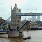 Soha sem látott képek a Tower Bridge építéséről