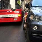 Parkolásból elégtelen: egy BMW terepjáró blokkolta a budapesti forgalmat