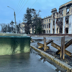 Egy rommá lőtt harkivi iskola elől jelentkeztek be a HVG tudósítói 