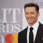 Hugh Jackman lesétált a színpadról, és segített egy rajongójának a lánykérésben – videó