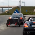 2 percen át blokkolta a mentőautót a szlovák Mercedes sofőrje – videó