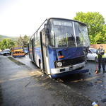 Kukásautóval csattant az 57-es busz, durván összetört mindkettő – fotók