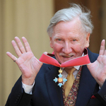 Meghalt Leslie Phillips, a Teszlek Süveg szinkronhangja